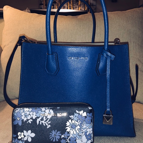 MICHAEL KORS AZURE HANDBAG & FLORAL ZIP WALLET SET - Picture 1 of 8